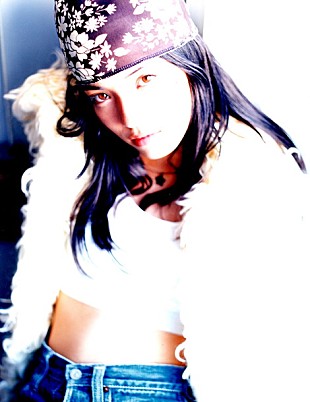 「知念里奈 歌手デビュー20周年メモリアル2枚組CDリリース「私の過去と今を楽しんで」」