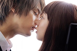 「“超絶可愛い”飯豊まりえ カーテンでぐるぐる巻きにされてキス「いっぱいしてます」ニッチェも大興奮」