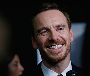 「マイケル・ファスベンダー、迫真のエア・ギターを披露」