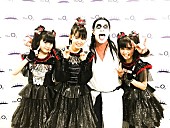 BABYMETAL「BABYMETAL、レッチリUKツアーファイナル公演で神バンドメンバーに扮したChad Smith（Dr）とコラボ」1枚目/1