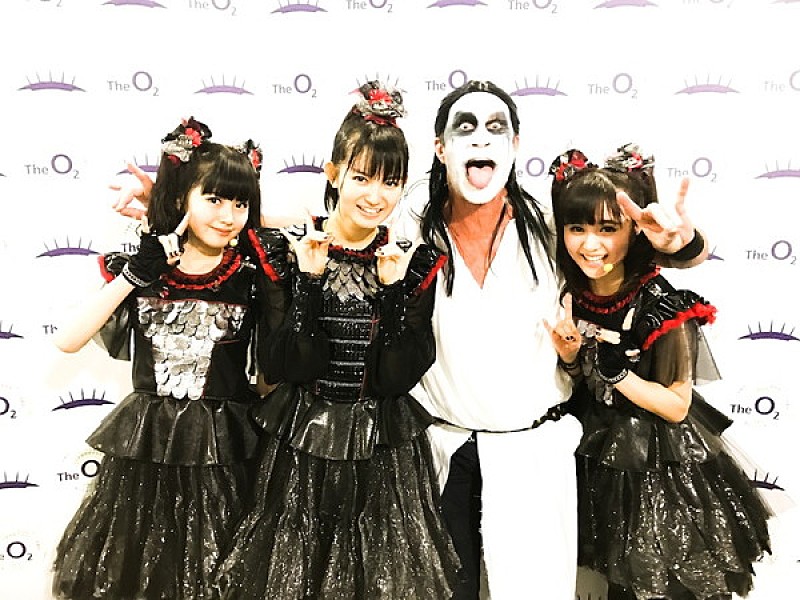 BABYMETAL、レッチリUKツアーファイナル公演で神バンドメンバーに扮したChad Smith（Dr）とコラボ