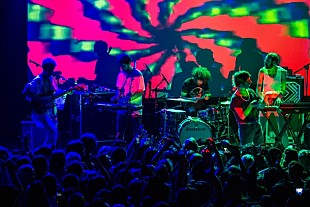 「元Tame Impalaのメンバー、ニック・オールブルック率いるサイケデリックポップバンド、PONDのLA公演をレポート」