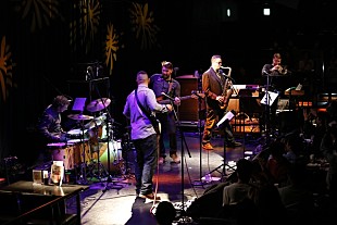 「UK発のジャズ・ファンクバンド、ザ・ベイカー・ブラザーズ大阪公演、音楽を愛し心から楽しむ者にしか表現しえないライブ」