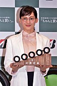 「綾瀬はるか、実演販売体験も終始棒読み　白衣に眼鏡姿は「すごくなじんできた気がします」」1枚目/1