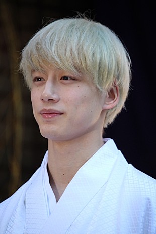 「坂口健太郎、今年の願いは「休みの日に…」　ｍｉｗａと“恋愛成就”の神社でヒット祈願」