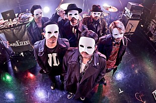 「白い仮面＋トレンチコートの謎の集団・Xmas Eileen 即日完売ツアーファイナル公演を緊急生中継」