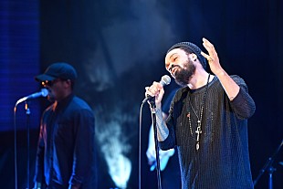 「ビラル待望の再来日！しなやかでカリスマティックな“時代の歌声”が心を虜にする、透明な空気の夜」