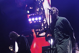 「オアシス 劇場公開される日本最後のライブ映像より貴重な場面写真公開」