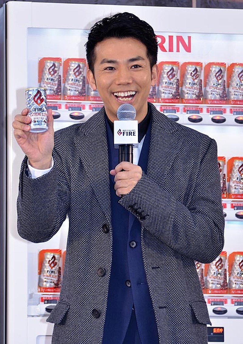 「綾部祐二、手渡しイベントで握手求められず　「私アメリカに行っちゃうんですよ！」」1枚目/1