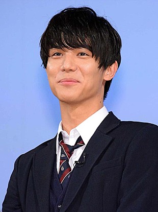「中川大志、葉山奨之と公開生キス！？　禁断の扉を開き「変な汗かいてる…」」