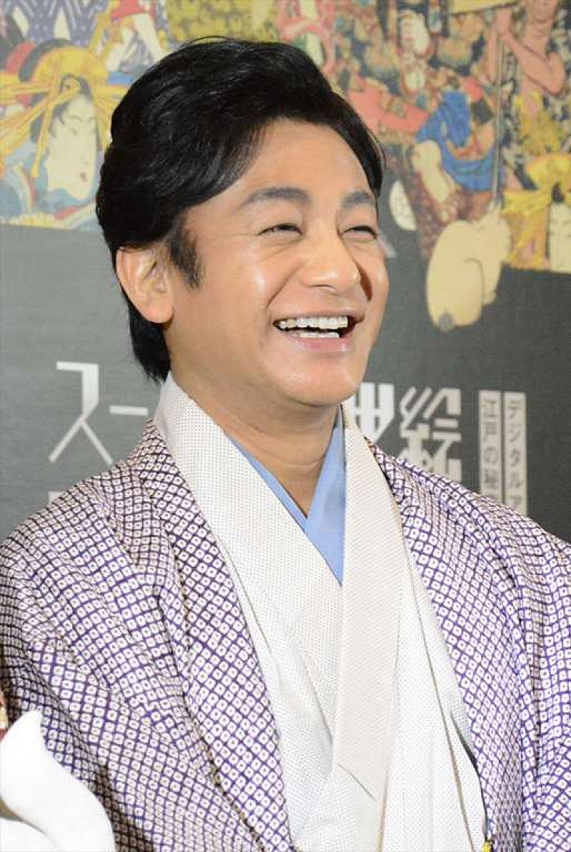 片岡愛之助「片岡愛之助「仲良くしています」　妻・藤原紀香からクリスマスに贈られた着物で登壇！　」1枚目/1