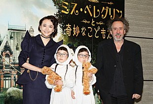 「ティム・バ－トンに松井愛莉から花束　「美人コンテストで優勝した気分になりました」」