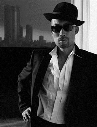 「沖野修也、新旧ジャズ・ミュージシャンの肖像画を描いた展覧会開催」