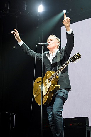 「ブライアン・アダムスが24回目の武道館公演、数々の名曲に大合唱＆大喝采」