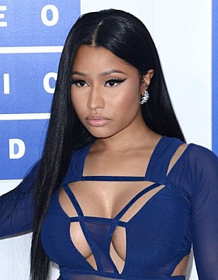 「ニッキー・ミナージュ、ドレイクと関係修復？リル・ウェインとのスリーショットも」