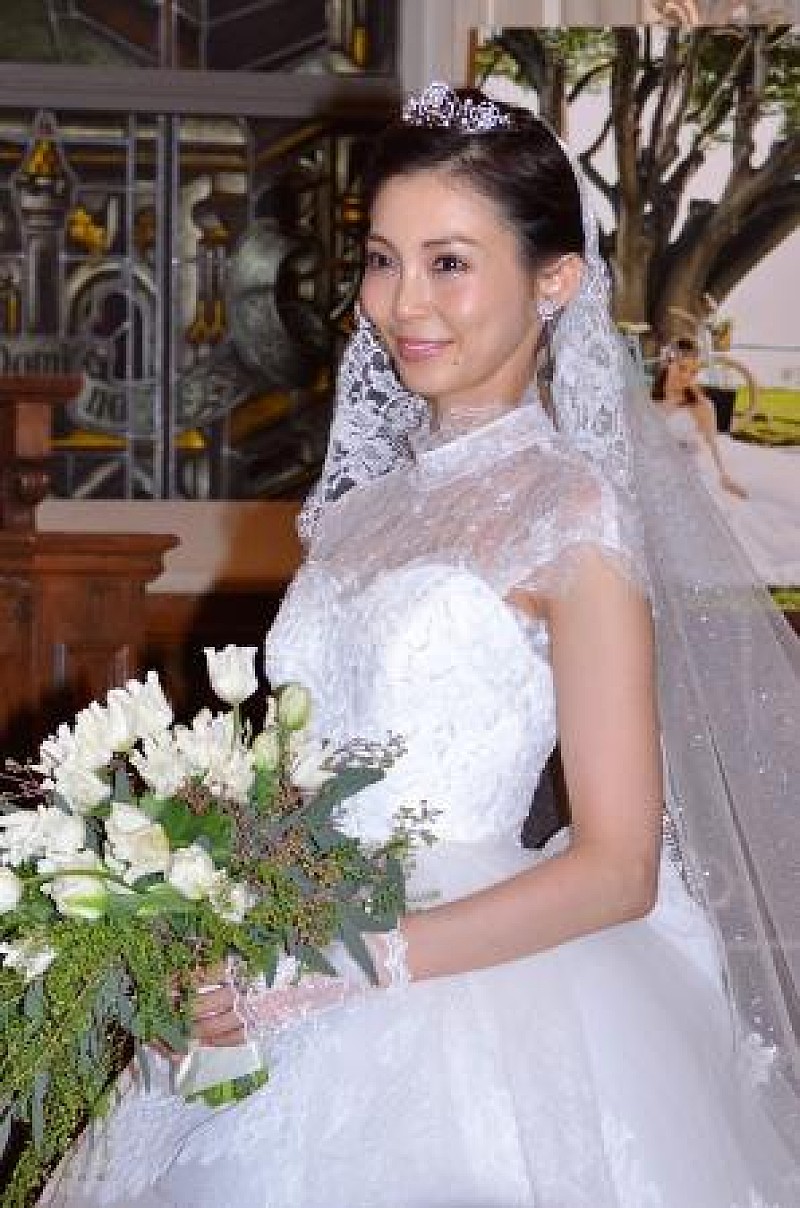 「押切もえ、挙式着用のウエディングドレスを国内初披露　“１人暮らし状態”ながら新婚生活は「楽しい」」1枚目/1