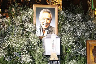 「藤村俊二さんとお別れの「献花の会」に６００人　祭壇には藤村さんが“生き方を重ねた”カスミソウが」