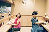 矢野顕子×上原ひろみ「矢野顕子×上原ひろみ、共演AL『ラーメンな女たち』先行トレイラー公開」1枚目/2