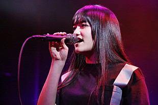 「iri『Groove it』妖艶なピンク色に染まったリリース・パーティ、内向的な人間が示す強かな決意とは」