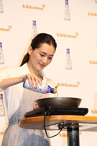 「綾瀬はるか、エプロン姿でクッキング　家でも「毎日ではないですがたまにします」」