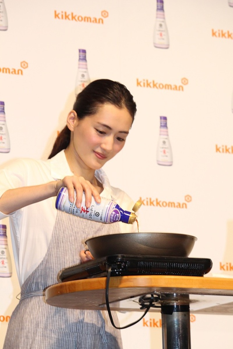 「綾瀬はるか、エプロン姿でクッキング　家でも「毎日ではないですがたまにします」」1枚目/1