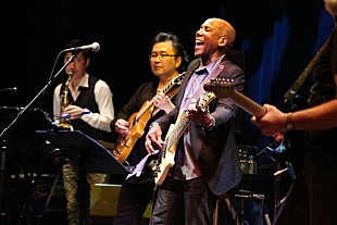 「ネイザン・イースト、ゲストに佐藤竹善を迎えた東京公演初日。極上の演奏に人間同士の心の交流が感じられるライブ」