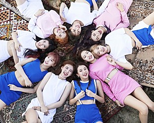 「TTポーズで話題のTWICE、6月に日本デビュー」