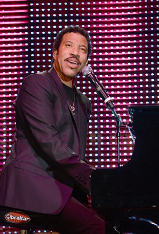 「ライオネル・リッチー、マライアとのツアーを延期すると発表」