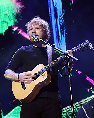 「エド・シーラン＆ザ・ルーツ、おもちゃの楽器で「Shape of You」を披露」