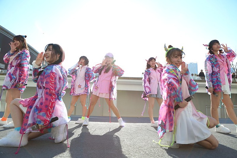 Cheeky Parade、“チキ晴れの空”に響き渡る「Shout along!」、8か月を迎えた7人の事実