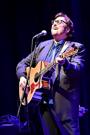 「珠玉のメロディと透明感溢れるヴォーカルで会場を魅了！　スティーヴン・ビショップ来日公演の模様をレポート」