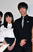 平祐奈「中川大志＆平祐奈、サプライズ卒業祝い　２７歳役演じた中川は「武器を一切捨てて研究」」1枚目/1