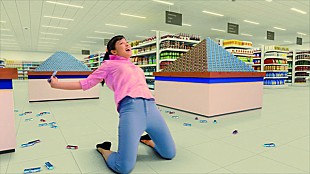 「橋本環奈「結構腹筋使いますね」　ＣＭでニ－スライディングを披露」