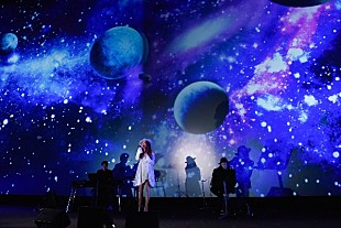 「JUJUが宇宙空間の中で“生歌”初披露、映画『パッセンジャー』ジャパンプレミア開催」