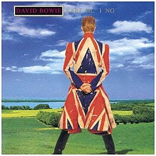 「大回顧展終了まで3週間、90年代ファッション業界の風雲児アレキサンダー・マックイーンがデヴィッド・ボウイに纏わせたユニオンジャック」