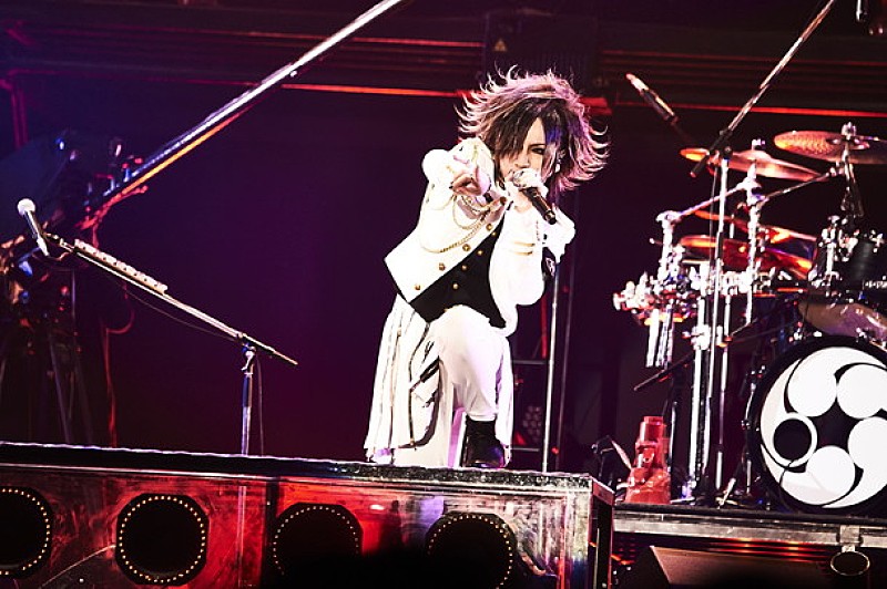 the GazettE「the GazettE “いまでも未来に夢を見続け…” 十五周年記念公演　大日本異端芸者の夜に、名残惜しく舞う桜」1枚目/12