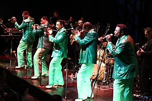 「ベテラン健在！　ザ・テンプテーションズ REVIEWが刻む、新たな“ソウルの歴史”。風格さえ漂わせるシャウト&amp;コーラスに酔い痴れる春の宵」