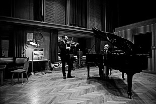 「ヘニング・シュミート＆クリストフ・ベルクによるデュオ作が発売、クリストフによる来日ツアーも開催」