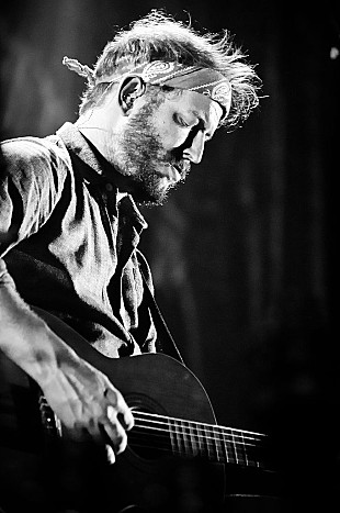 「ボン・イヴェール、離婚手続き中のブラッド・ピットが自分の音楽を聴いているという報道に反応」