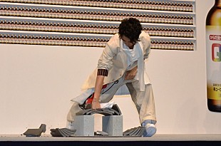 「斎藤工、突然の瓦割りに挑戦に　米倉涼子、斎藤の“男魂”を絶賛」