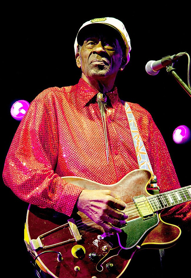 「故チャック・ベリー、故郷でファンが最後のお別れ……ストーンズからの献花も」1枚目/1