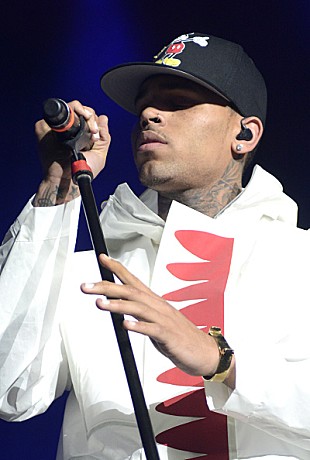 「クリス・ブラウンとリル・ウェイン、米連邦政府による薬物捜査の対象に」