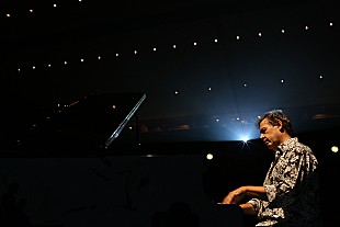 「ジョビンの名曲を取り上げた新作を発表したばかりのファビオ・カラムルー、初来日ツアー決定」