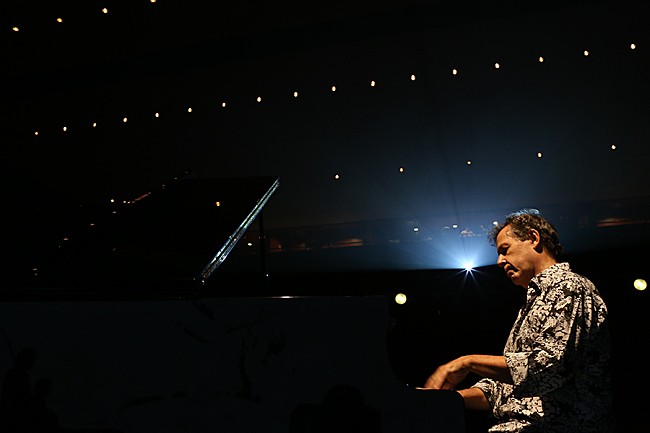 「ジョビンの名曲を取り上げた新作を発表したばかりのファビオ・カラムルー、初来日ツアー決定」1枚目/3