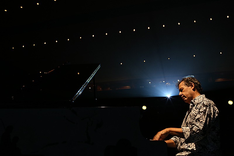 「ジョビンの名曲を取り上げた新作を発表したばかりのファビオ・カラムルー、初来日ツアー決定」1枚目/3