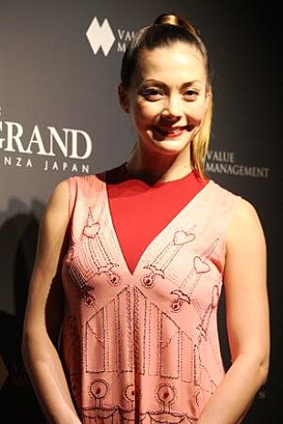 「土屋アンナ、第３子誕生で多忙も笑顔　子育ては「みんなと協力しながら」」