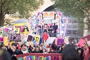 「LiSA 「自分らしく生きればいいんだよ」1000人超のLiSAッ子と盛大なパレードを繰り広げる新MV公開」