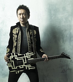 「布袋寅泰の最新ライブDVDより、「8 BEATのシルエット」の映像公開」