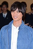 「木村拓哉ら、サプライズ登場で高校生大興奮！　福士蒼汰、女子高生に“生壁ドン”」1枚目/1