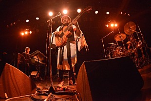 「サンダー・キャット、来日ツアーがスタート！ 圧巻のパフォーマンスと極上のグルーヴで超満員の会場を包み込む」